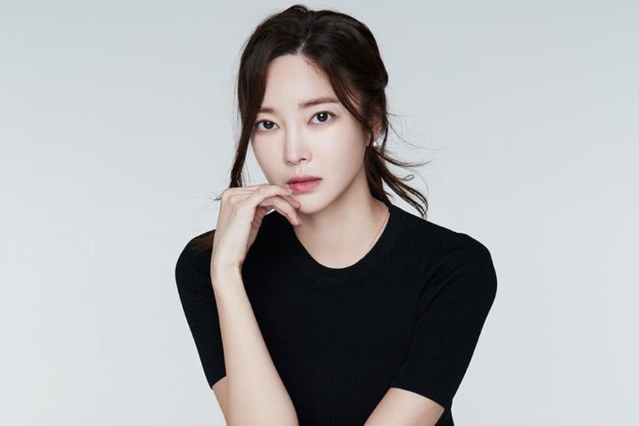 Nữ diễn viên kiêm ca sĩ Kim Yoon Ji kết hôn - Ảnh 3