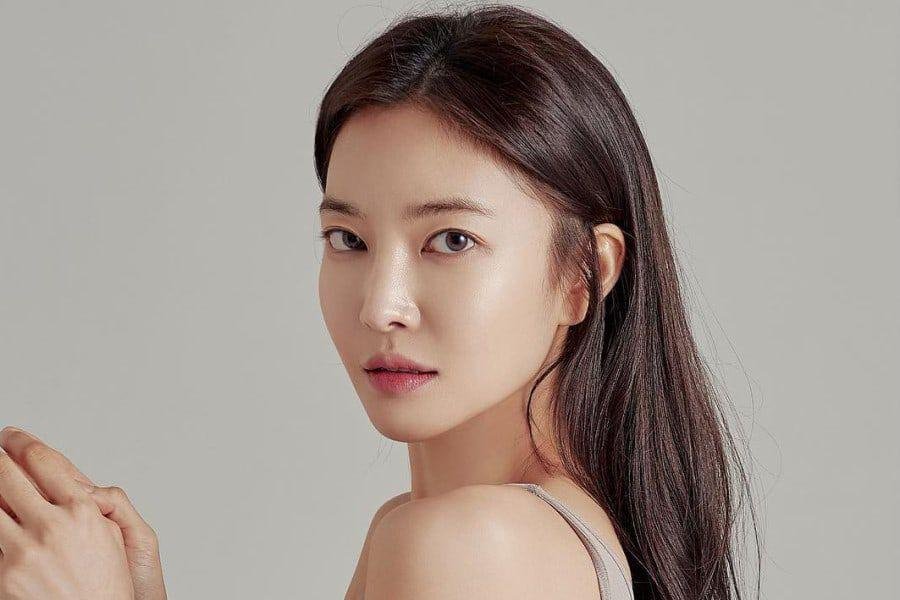 Nữ diễn viên kiêm ca sĩ Kim Yoon Ji kết hôn - Ảnh 2