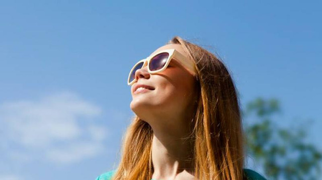 Bác sĩ khuyên nên sử dụng kính râm thường xuyên khi ra ngoài trời để loại trừ được 99-100% tia UV-A và B.