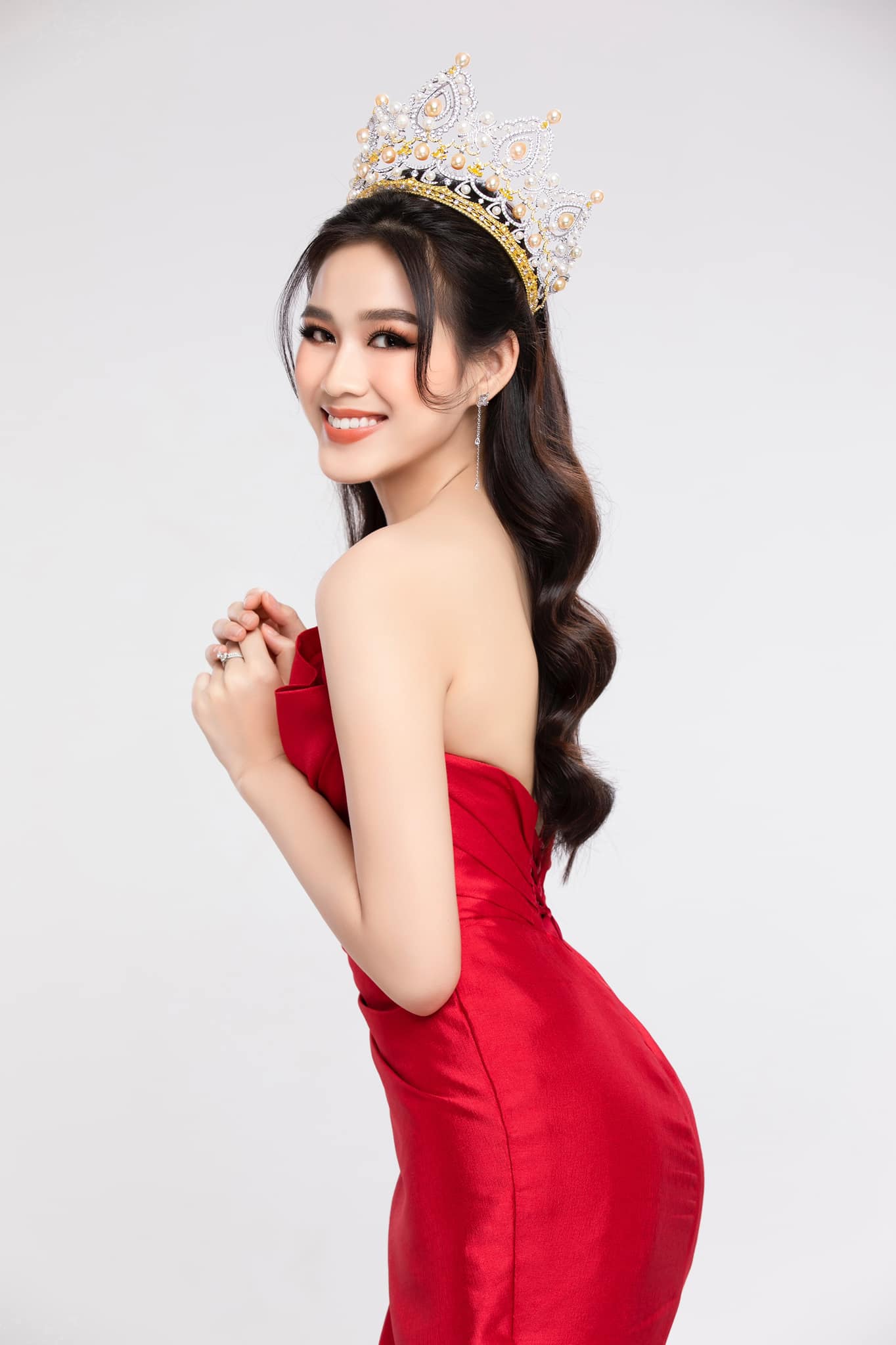 Đỗ Thị Hà mang trọn vẹn sự mộc mạc và cách ăn mặc thiếu 'gu' tới Miss World dù đã có stylist hỗ trợ online.