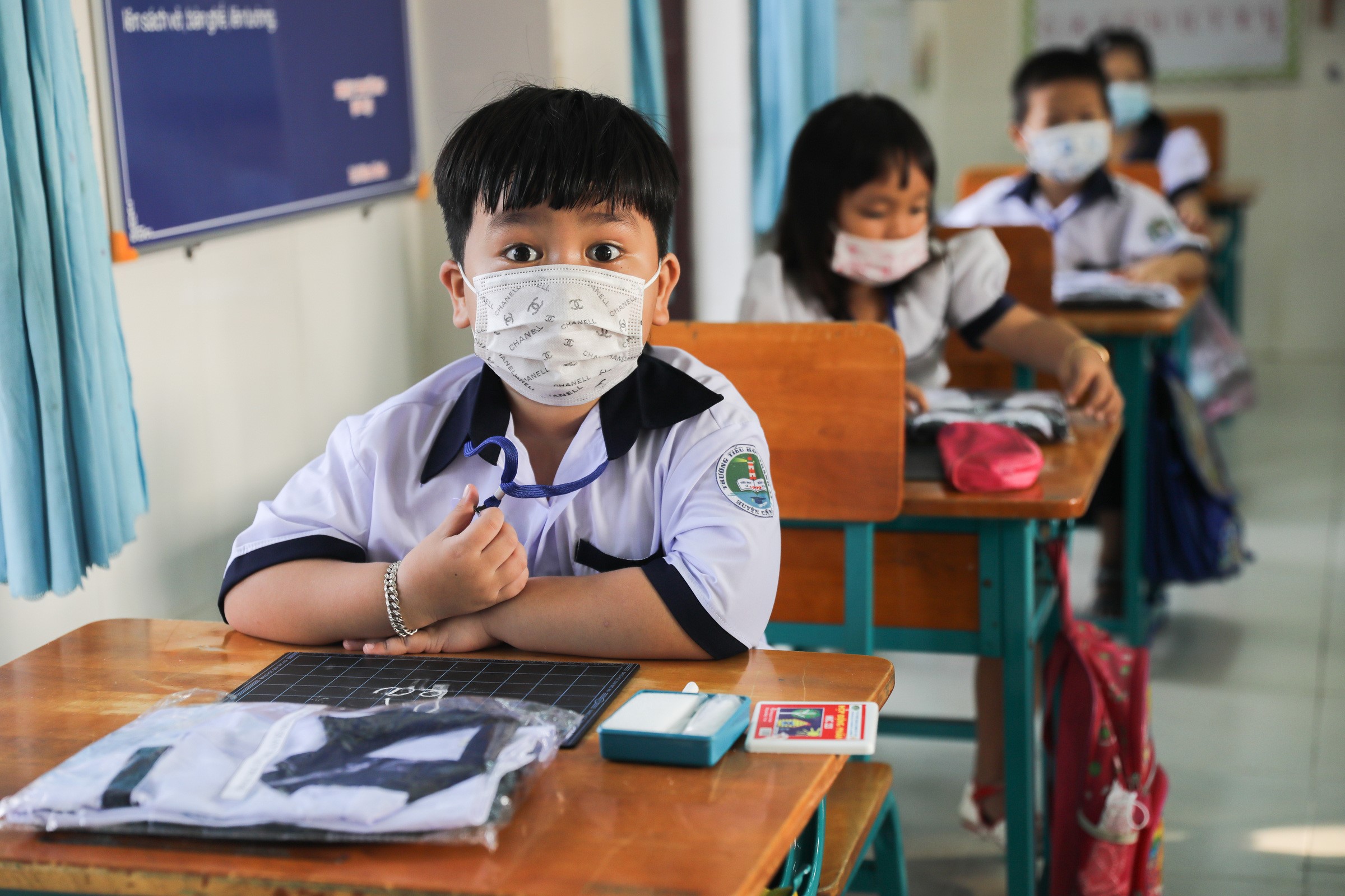 HS lớp 1 lần đầu đi học trực tiếp không trả lời được bài, cả lớp đồng thanh: Bạn hỏng mic rồi cô ơi