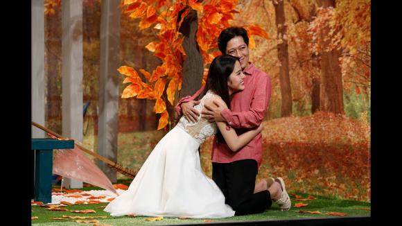 Trường Giang thơm má Hoa hậu Thùy Tiên ngay trên Gameshow truyền hình - Ảnh 2