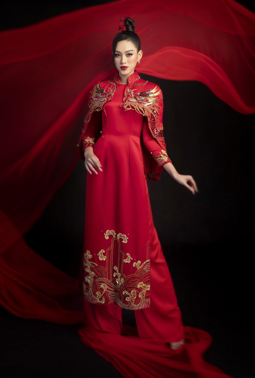 Hoa hậu Đỗ Thị Hà ngồi 