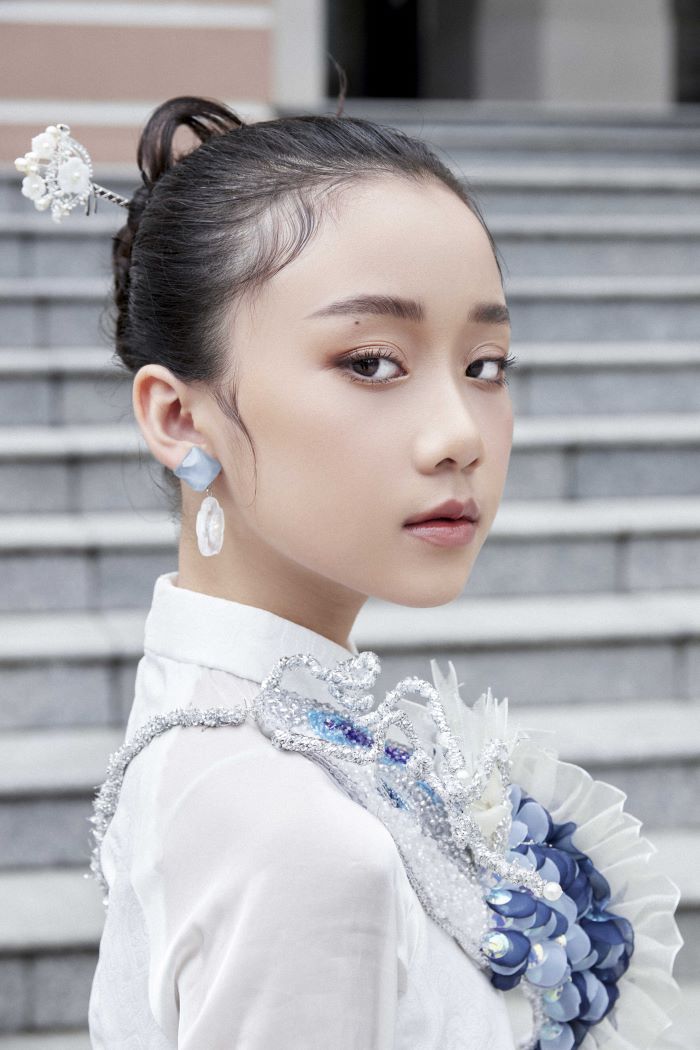 Hoa hậu Đỗ Thị Hà ngồi 