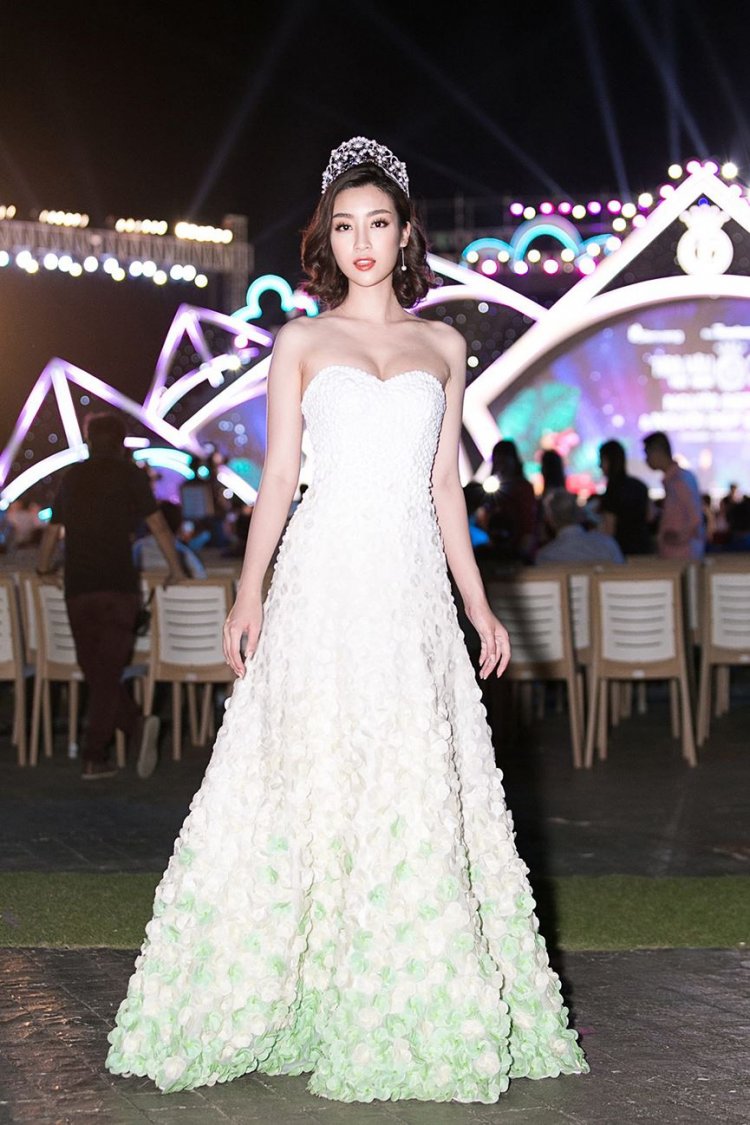 Tin Giải Trí 22/6: Đỗ Mỹ Linh quyến rũ bất chấp vòng 1 khiêm tốn - Ảnh 1