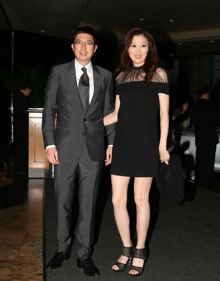 Á hậu Hong Kong bị chồng đại gia ép ly hôn sau 27 năm cưới để hợp thức hóa quan hệ với nhân tình - Ảnh 1