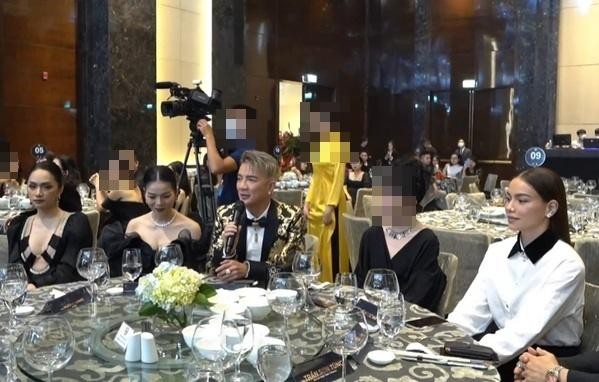 Ngồi chung bàn tiệc, Hồ Ngọc Hà 