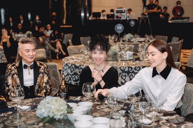 Ngồi chung bàn tiệc, Hồ Ngọc Hà 