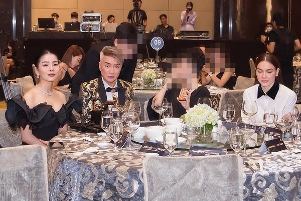 Ngồi chung bàn tiệc, Hồ Ngọc Hà 