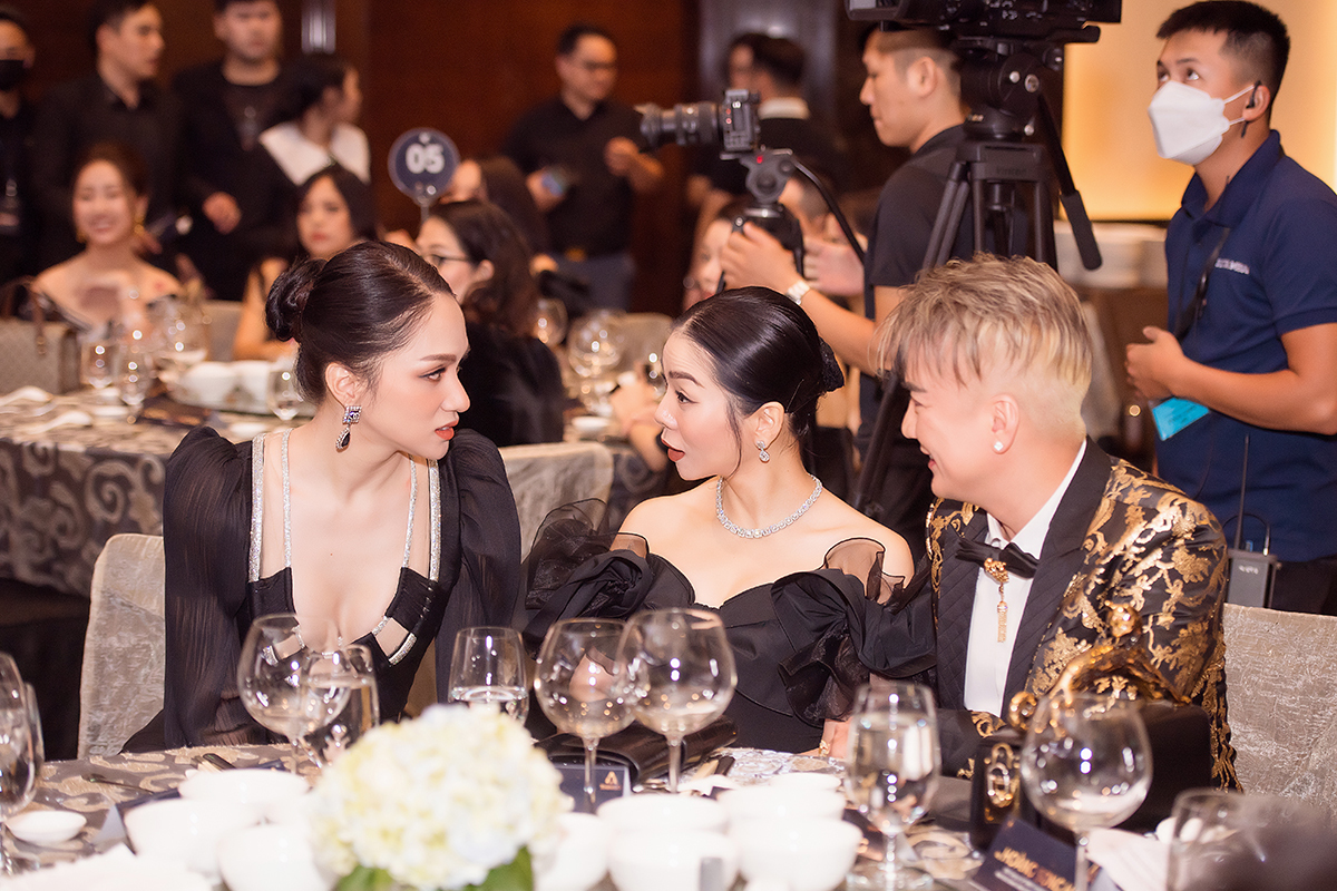 Ngồi chung bàn tiệc, Hồ Ngọc Hà 