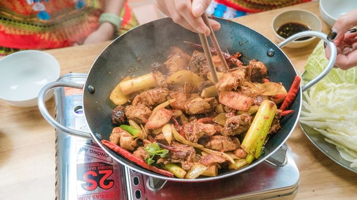 Thử thách ăn cay với lẩu gà khô cay tại H'Mông Quán nức tiếng Đà Lạt