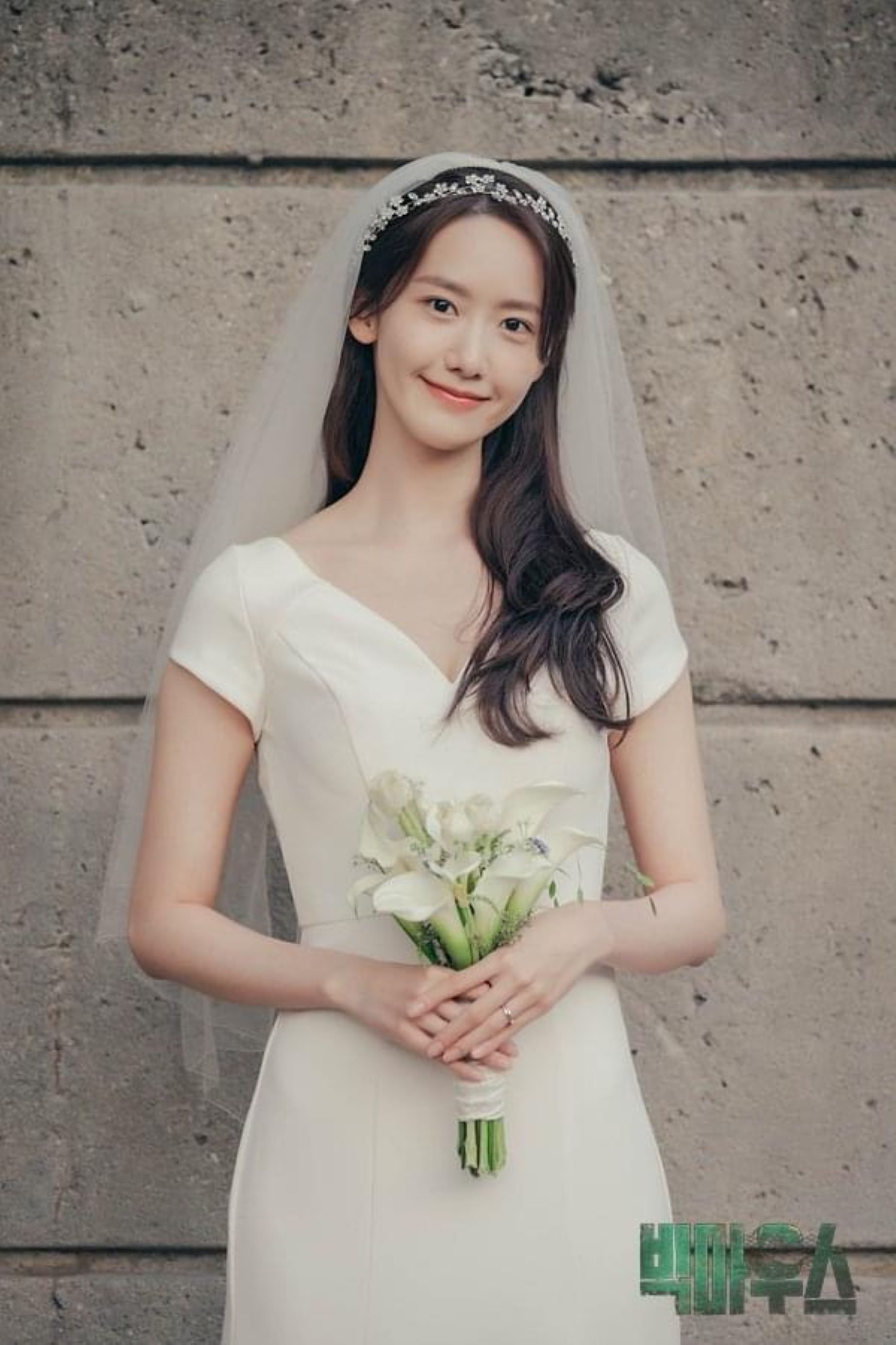 Nữ y tá MiHo (do YooNa thủ vai) mang hình ảnh ngọt ngào qua mái tóc nâu phù hợp với làn da trắng mịn và gương mặt trong veo của cô nàng