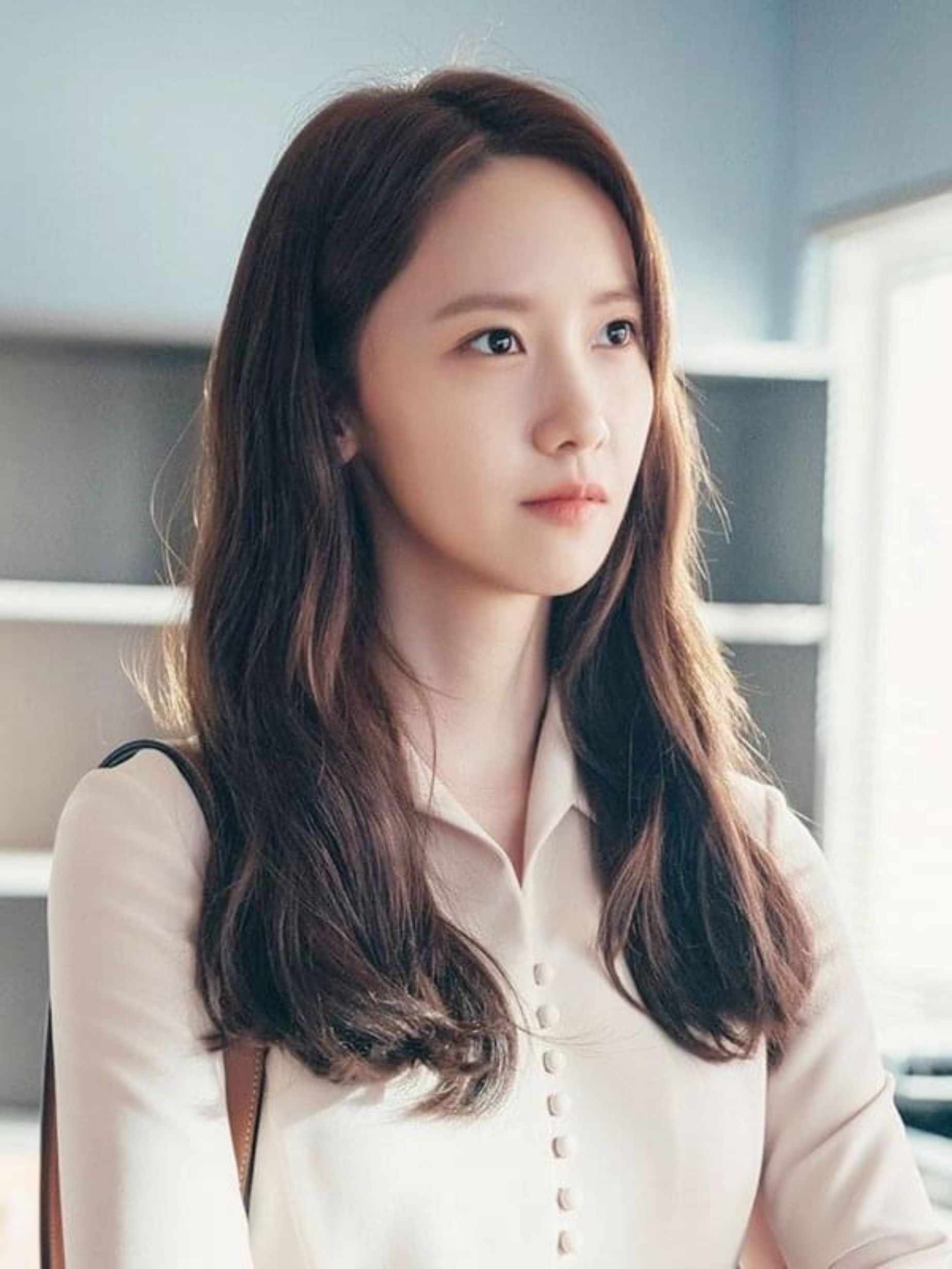 Mẫu tóc là gương mặt nhỏ nhắn của YooNa toả sáng. Cô nàng xinh đẹp đến ngọt ngào khi mái tóc nâu càng làm nổi bật làn da trắng sáng, trong trẻo.