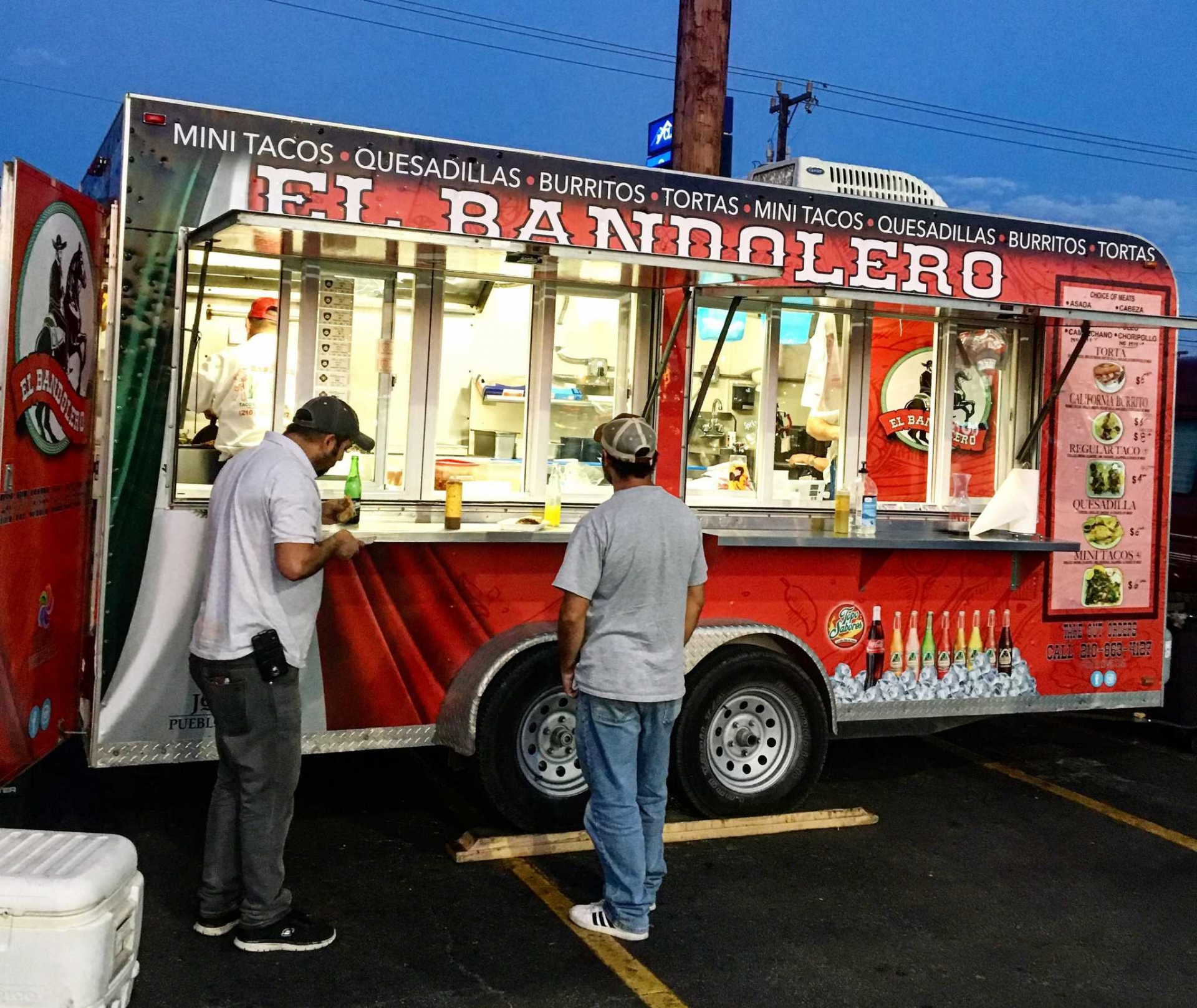 Bạn có thể mua một chiếc bánh Taco nhanh chóng từ chiếc xe tải đi động như này trên đường phố