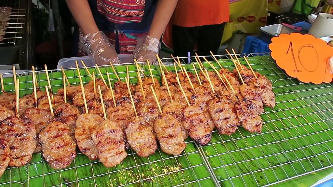 Những xiên thịt lợn vàng óng được bày bán tại nhiều quầy hàng tại Thái Lan