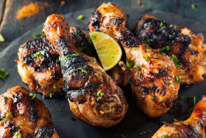 Bạn có thể tìm thấy gà Jerk chính hiệu tại các lễ hội Caribe trên khắp thế giới, bao gồm cả lễ hội Caribana ở Toronto, nơi món gà này được nướng rất nhiều.