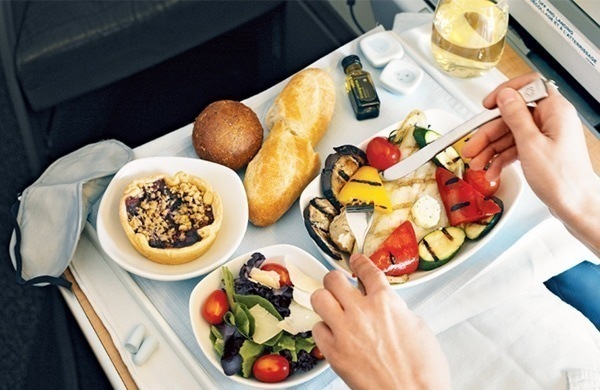 Lý giải tại sao đồ ăn trên máy bay thường không ngon? - Ảnh 1