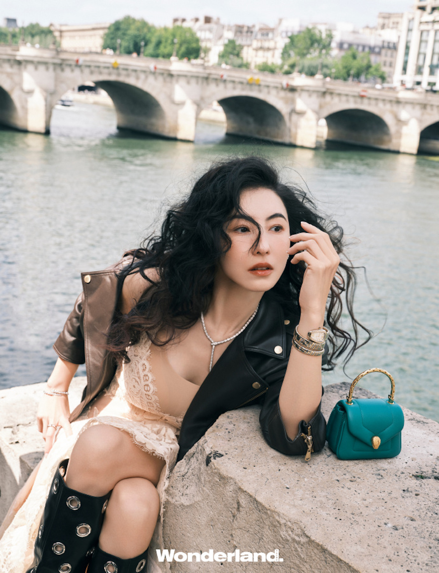 Dù đã bước qua tuổi 40 và trải qua ba lần sinh nở, Trương Bá Chi vẫn là hình mẫu lý tưởng của nhiều phụ nữ với vẻ đẹp đáng mơ ước. Cô tiếp tục ghi dấu với vẻ đẹp thanh thoát, tươi ngọt cùng làn da trắng mịn, thần thái cuốn hút và vóc dáng mảnh mai. Với hơn hai thập kỷ trong ngành giải trí, ngôi sao của bộ phim 