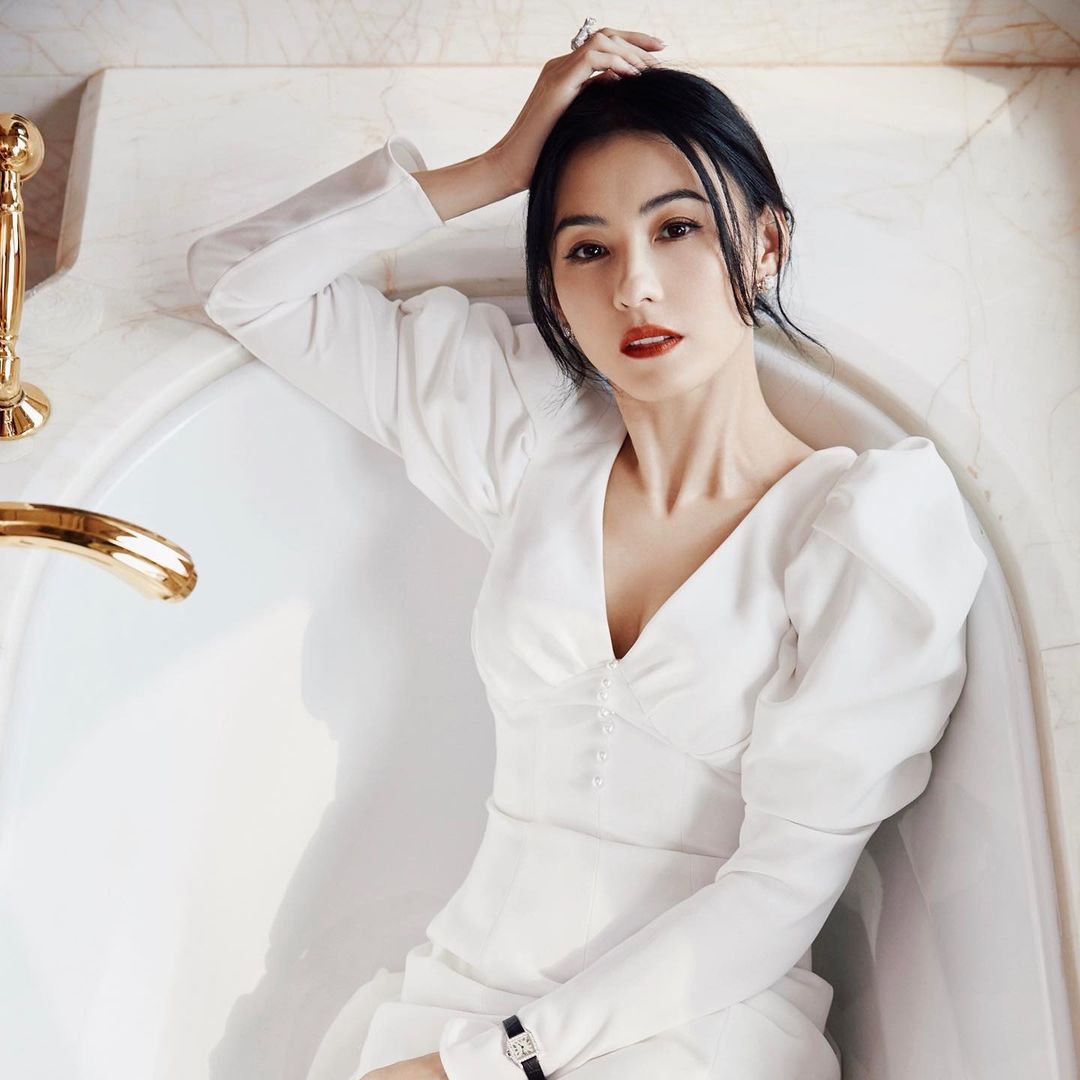 Với tuổi tác 43, Trương Bá Chi thích lựa chọn các thiết kế áo màu sắc nhẹ nhàng, trang nhã, mang phong cách đơn giản. Cô thường chọn các kiểu dáng có những chi tiết cắt xẻ vừa phải, giúp tôn lên vẻ đẹp của thân hình mà không quá cầu kỳ