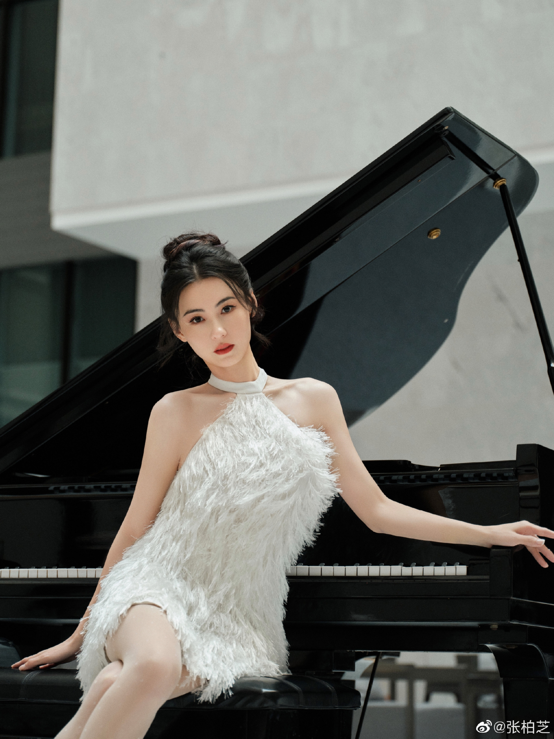 Dù không thường xuyên xuất hiện trên màn ảnh như trước, Trương Bá Chi vẫn duy trì sức hút đối với truyền thông và công chúng. Minh tinh 43 tuổi đang có sự tham gia tích cực trong các show quảng cáo, sự kiện của các nhà mốt danh tiếng, tham gia chụp ảnh cho các tạp chí thời trang, và tận dụng livestream để kiếm thu nhập. Bên cạnh đó, cô cũng bận rộn với hoạt động kinh doanh riêng