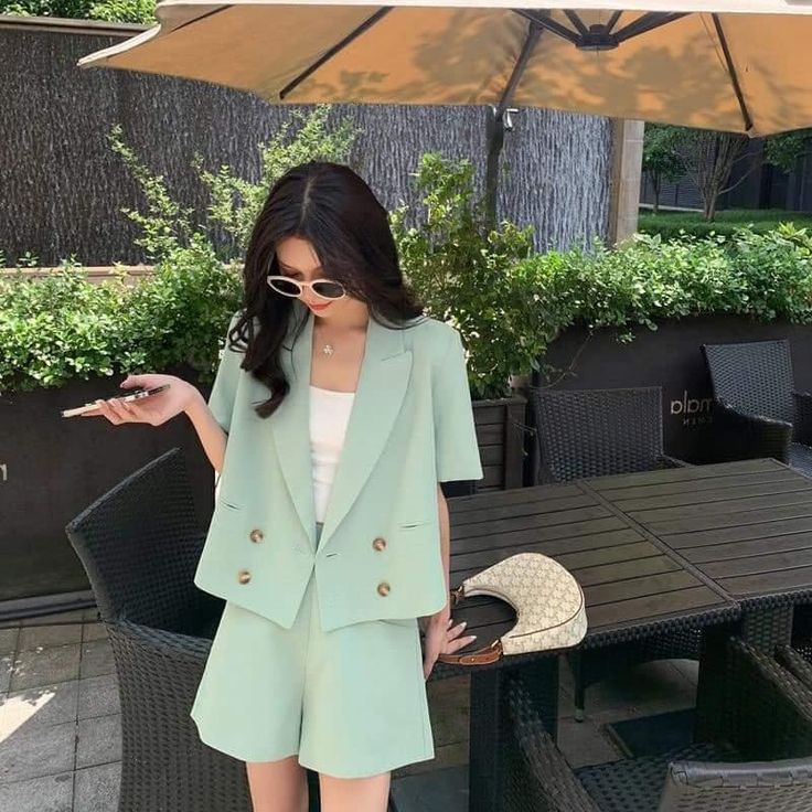 Tạo nên vẻ đẹp tinh tế với gam màu này không còn là điều khó khăn. Bạn có thể dễ dàng ghép một món đồ xanh lá với trang phục sáng hơn để tạo hiệu ứng tương phản đầy cuốn hút. Hoặc thêm vào những phụ kiện mang tông màu xanh để làm nổi bật cả bộ trang phục. Khám phá việc kết hợp các tông màu xanh khác nhau cùng nhau. Màu xanh lá sẽ đóng vai trò quan trọng, tạo điểm nhấn cho toàn bộ diện mạo của bạn một cách tự tin và tinh tế