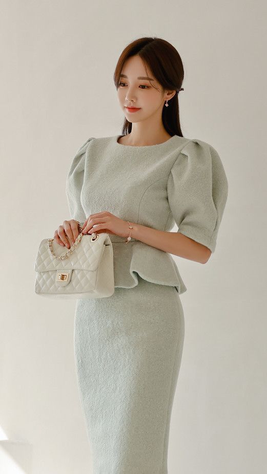 Khi hòa quyện màu xanh lá cây vào trang phục, bức tranh của bạn sẽ không còn vẻ cũ kỹ hay nhàm chán, mà thay vào đó là sự trang nhã và thời thượng. Nhờ những yếu tố này, màu xanh đã trở thành người bạn thân thiết, dễ dàng kết hợp với nhiều kiểu trang phục khác nhau trong các tình huống đa dạng