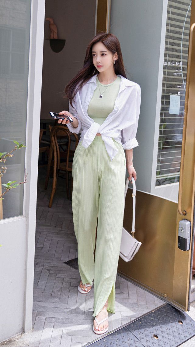 Xanh lá cây, màu sắc này, không phải là một gam màu đòi hỏi quá nhiều, bạn có thể dễ dàng kết hợp chúng với đa dạng màu sắc như đen, trắng, vàng, nâu, be...