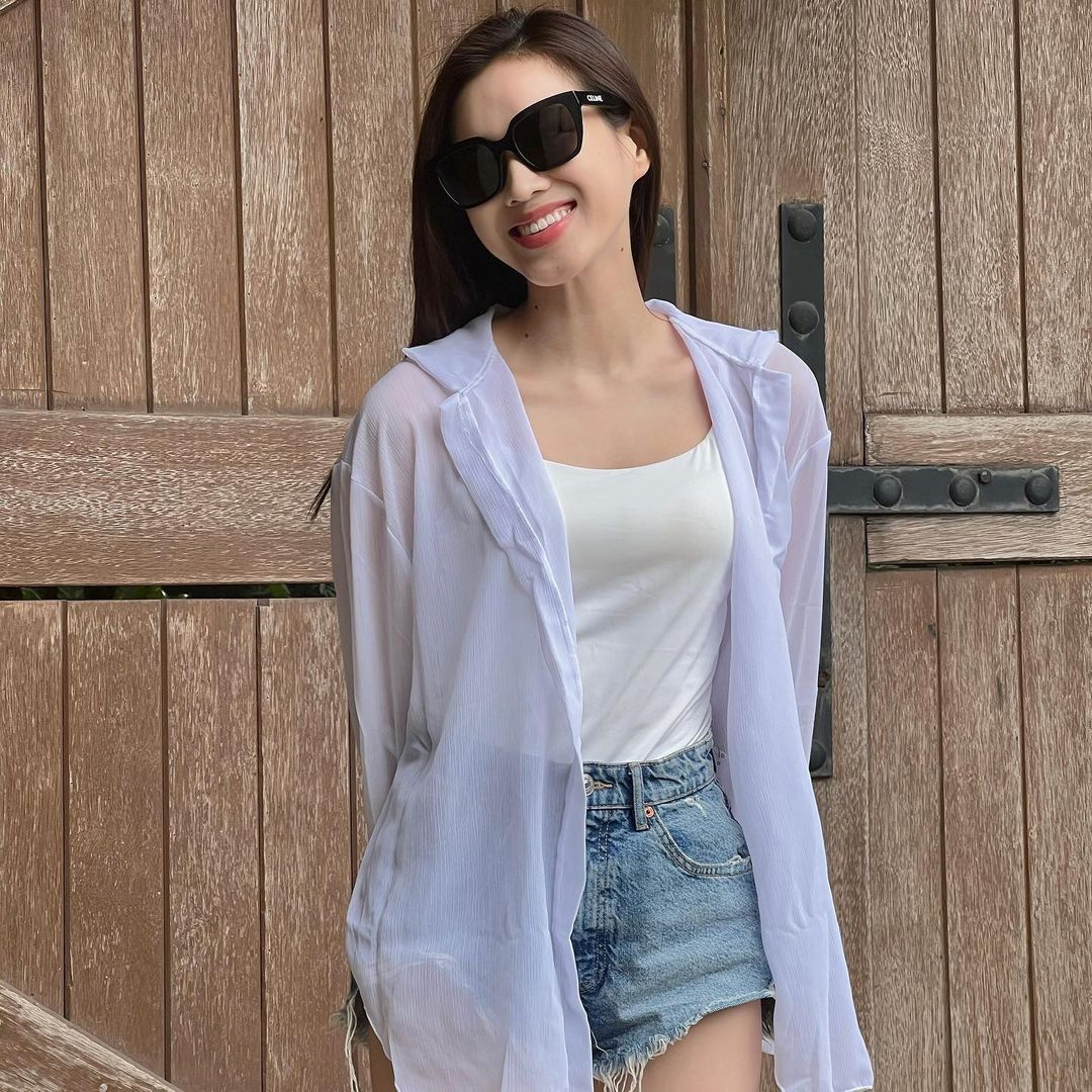 Chọn sơ mi khoác ngoài và quần đùi, Đỗ Thị Hà tự tin rạng rỡ với vẻ giản dị của mình