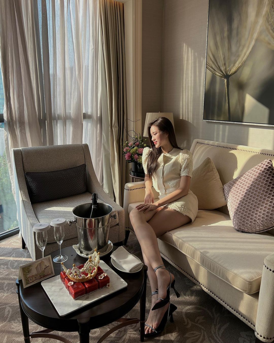 Phong cách tiểu thư trưởng thành cũng không nằm ngoài sự lựa chọn của cô, có thể nói Đỗ Thị Hà phù hợp với mọi kiểu style, lên đồ bộ nào cũng xinh đẹp xuất sắc