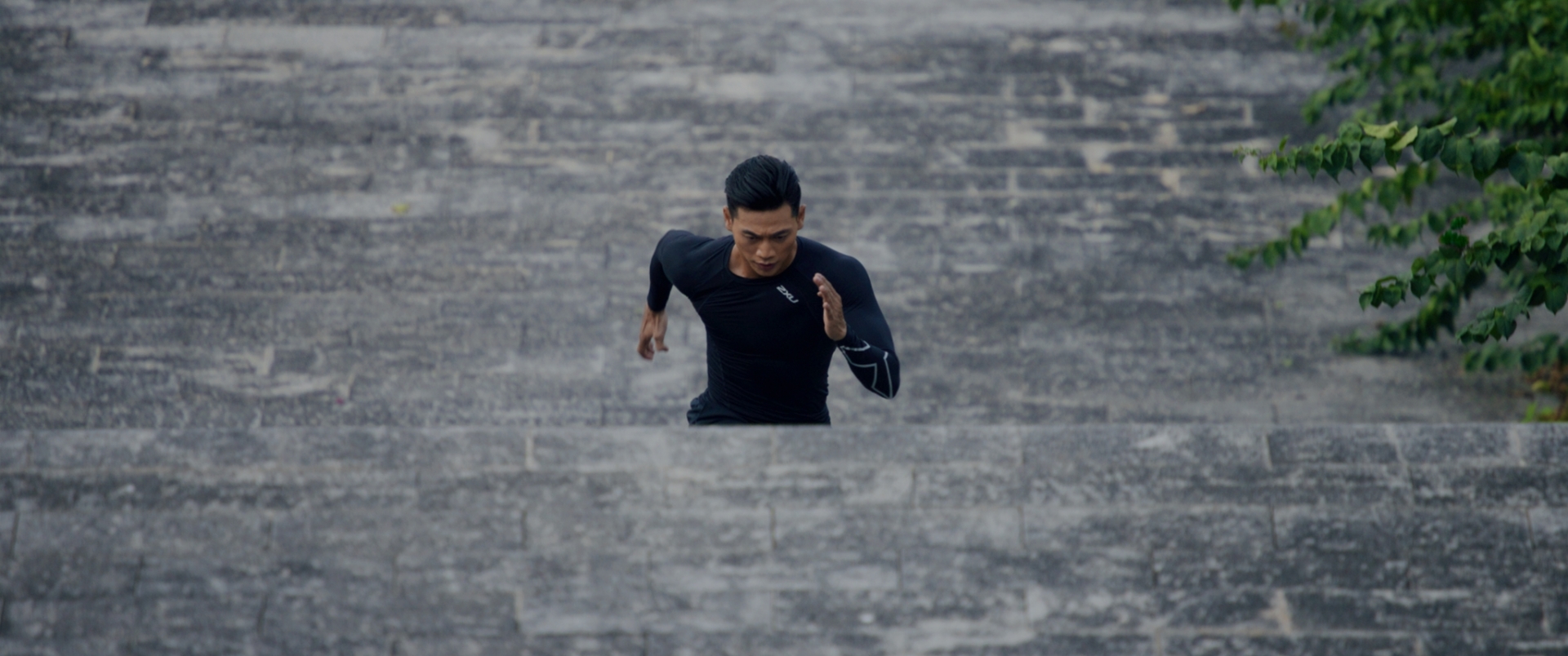 Lợi Trần tiếp tục phát huy khả năng diễn xuất cộng hưởng với võ thuật của anh trong vai diễn này. Anh hoá thân vào một chàng trai khao khát sự chiến thắng và theo đuổi vinh quang