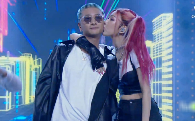 Nụ hôn tại Rap Việt của Min và 16Typh