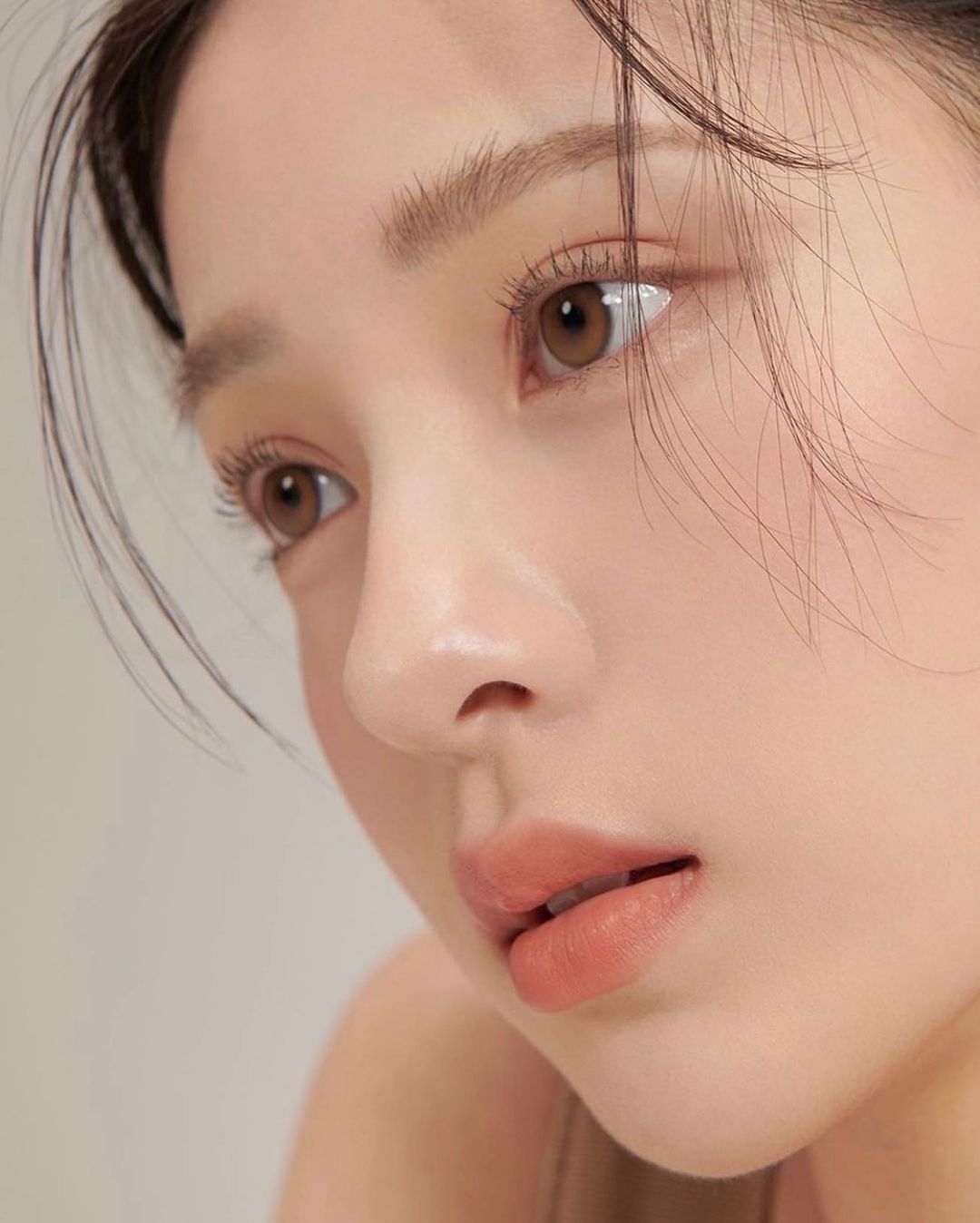 Tẩy da chết là một bước cần thiết trong quy trình chăm sóc da để mang lại làn da tươi sáng