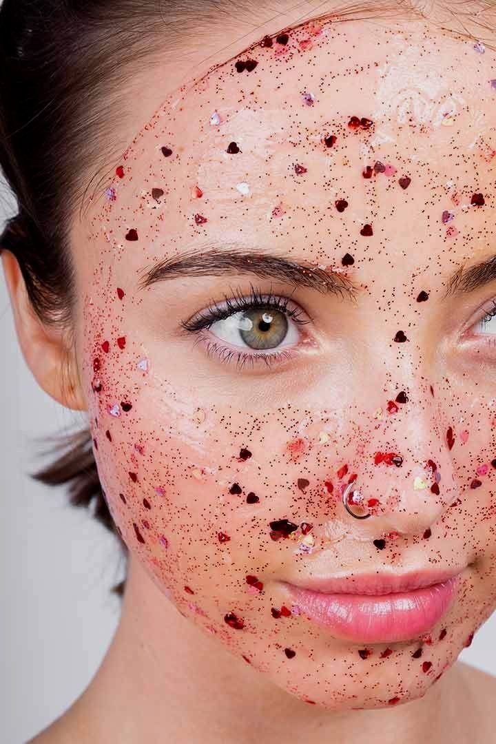 Có hai loại sản phẩm tẩy da chết là vật lý và hóa học. Mặc dù cả hai đều phục vụ cùng một mục đích nhưng thành phần, kết cấu và chức năng của chúng lại khác nhau rất nhiều