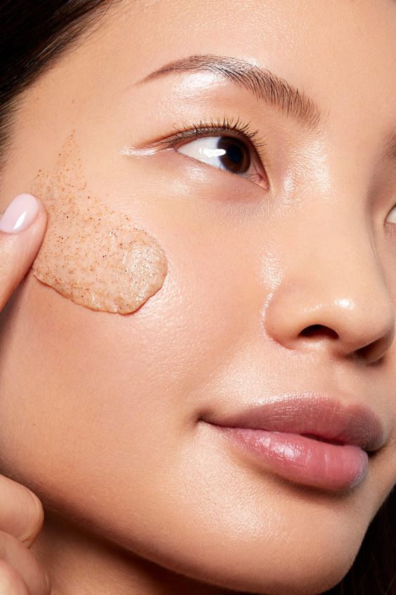 Nên tẩy tế bào chết 2 lần/tuần đối với da dầu, nhưng da thường chỉ nên tẩy tế bào chết 1 lần/tuần. Da khô và nhạy cảm sẽ lựa chọn tần suất tẩy da chết 10 ngày một lần