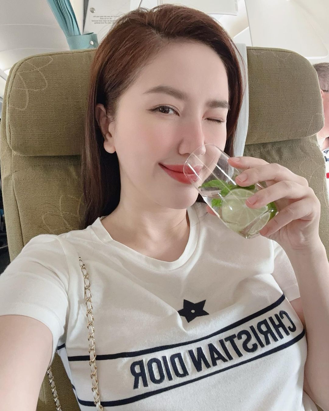 Cô từng chia sẻ rằng bản thân luôn dưỡng da đẩy đủ hai bước sáng chiều. Để có được vẻ ngoài rạng rỡ, căng bóng, nữ ca sĩ ưu tiên lựa chọn các sản phẩm có chất dưỡng ẩm cao. Bên cạnh đó, việc bôi kem chống nắng là hành động 