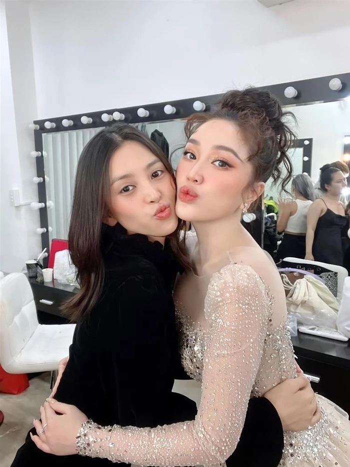 Khi làm việc cùng nhau, cả hai vô cùng thân thiết bên trong hậu trường. Vẻ đẹp trong trẻo của 