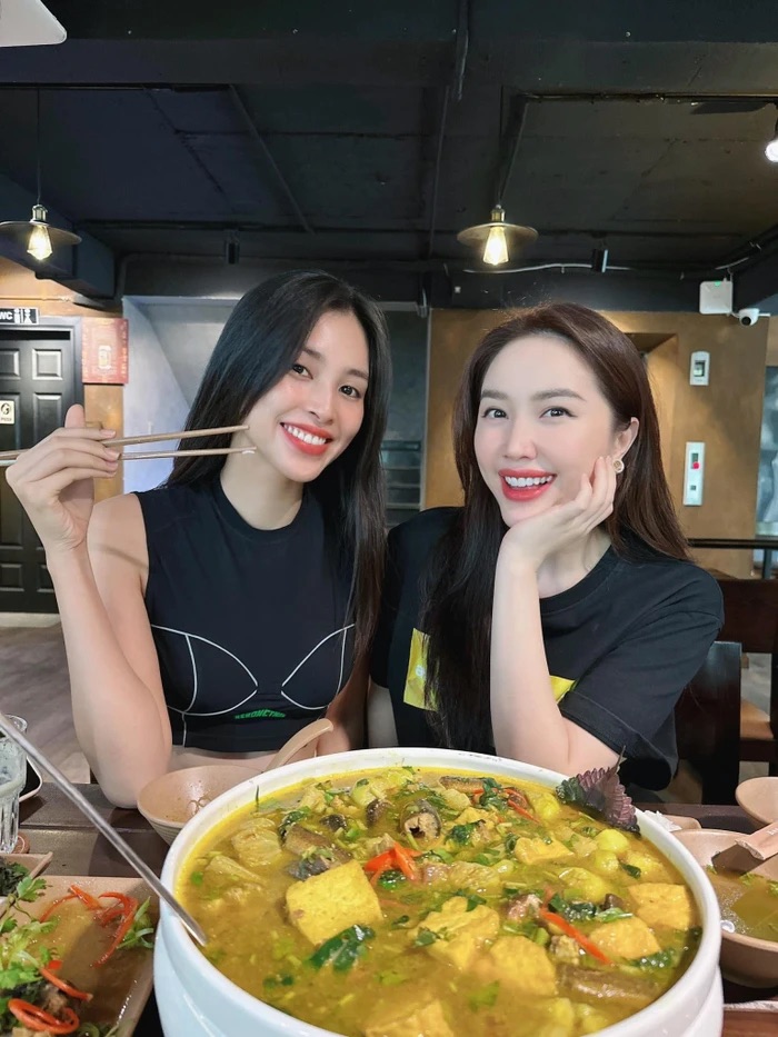 Làn da trắng ngần của giọng ca Công chúa bong bóng chiếm trọn spotlight của khung hình. Dù cách Tiểu Vy đến 12 tuổi nhưng Bảo Thy không lép vế trước nhan sắc 