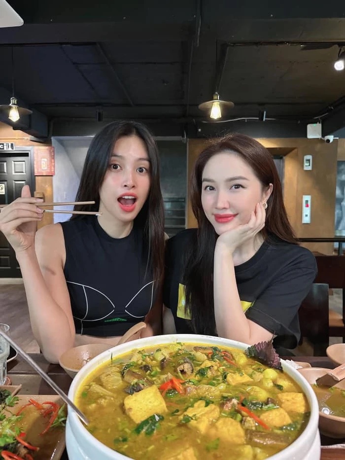 Mới đây, Hoa hậu Tiểu Vy đăng tải hình ảnh đi ăn cùng ca sĩ Bảo Thy và nhận được nhiều khen ngợi từ phía cõi mạng. Đây là một trong những lần hiếm hoi Bảo Thy và Tiểu Vy có dịp hội ngộ cùng nhau. Do buổi ăn trưa thân thiết, hai người đẹp ăn vận đơn giản vơi tông gam màu tối. Thậm chí, Hoa hậu Việt Nam 2018 còn để mặt mộc khi chụp ảnh cùng đàn chị.