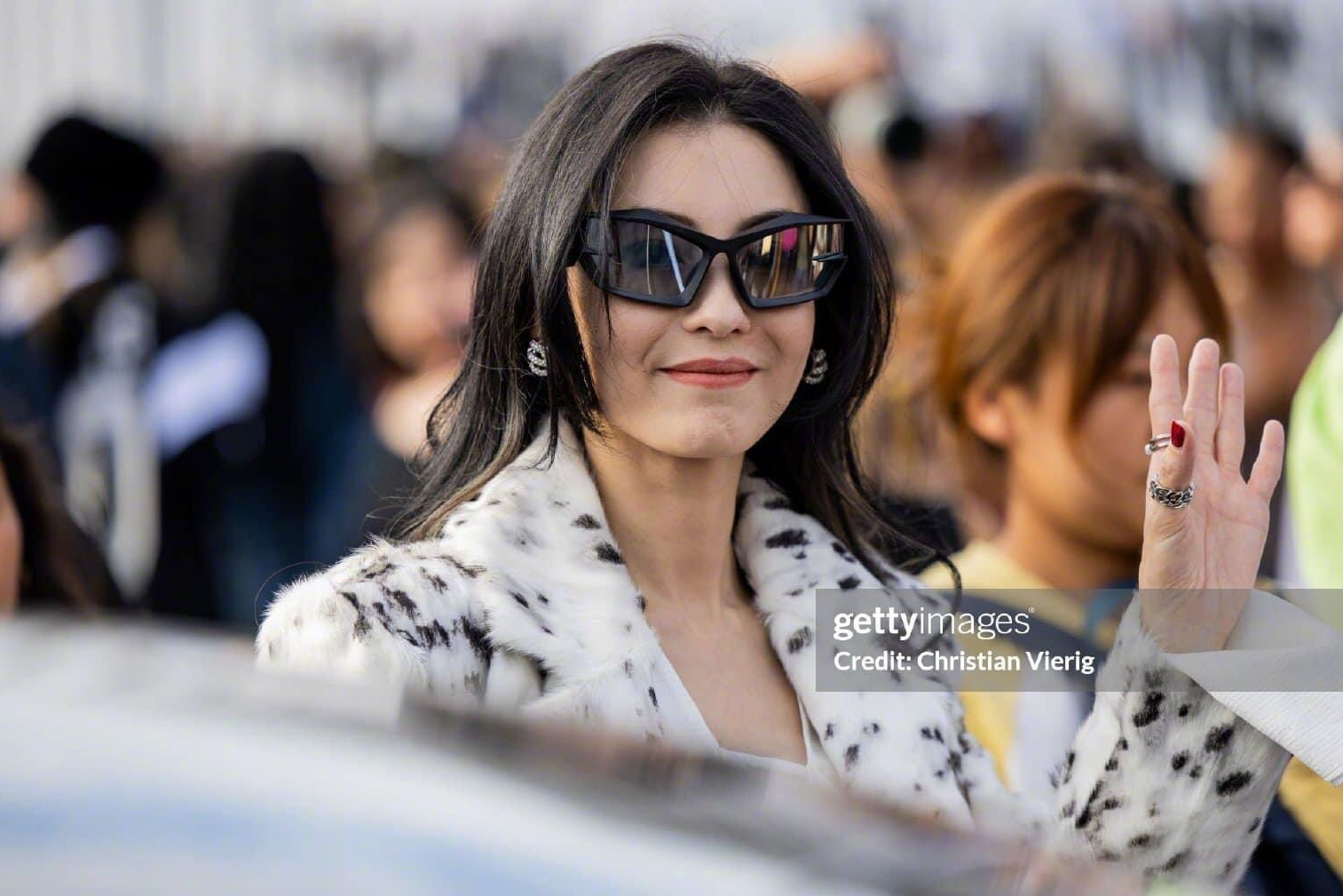 Qua hình ảnh do Getty Images chụp, 2 người đẹp đều khá tươi tắn và rạng rỡ. Tuy nhiên, làn da của Trương Bá Chi có phần kém hoàn hảo, lộ rõ dấu hiệu tuổi tác