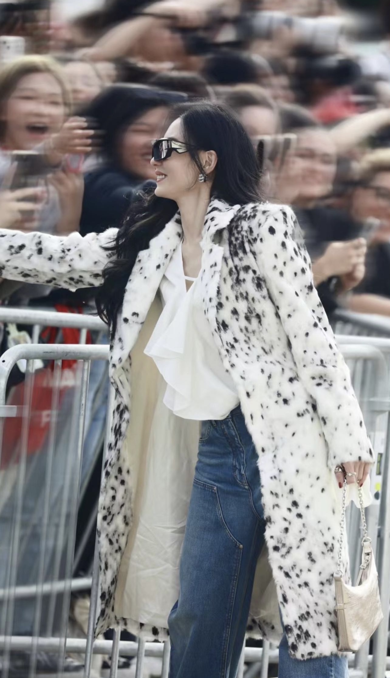 Không hổ danh là mỹ nữ Hongkong, Trương Bá Chi nhận được rất nhiều sự yêu thích ở mỗi show cô xuất hiện