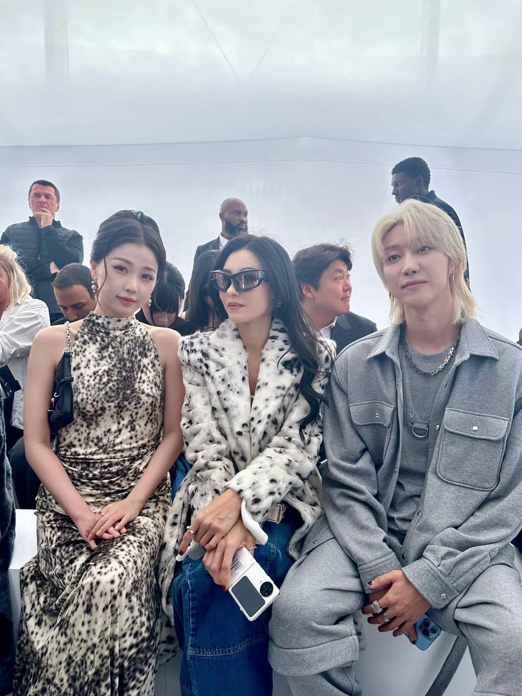 Hai mỹ nhân khi cùng chung khung hình và ngồi cạnh nhau trong show diễn