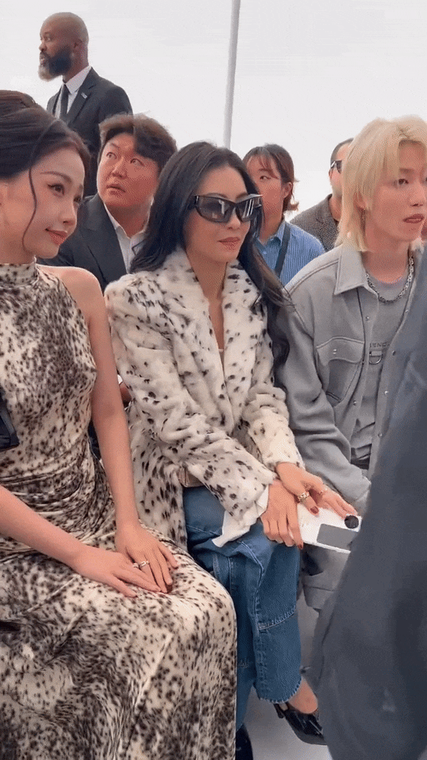 Khung hình gây sốt của Ngu Thư Hân khi ngồi cạnh Trương Bá Chi, The8 (SEVENTEEN) tại hàng ghế front-row. Dù cách nhau tận 15 tuổi nhưng Trương Bá Chi vẫn không có phần lép vế so với ngôi sao Thương Lan Quyết.