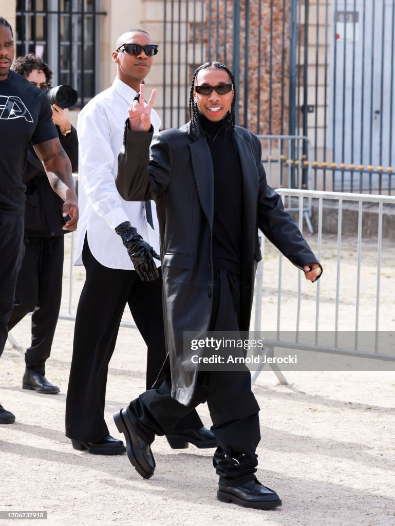 Cũng xuất hiện trong show diễn của Givenchy còn có The 8 (SEVENTEEN), Đồng Dao, Sabrina Carpenter, Dove Cameron, Barbara Palvin, Tyga...