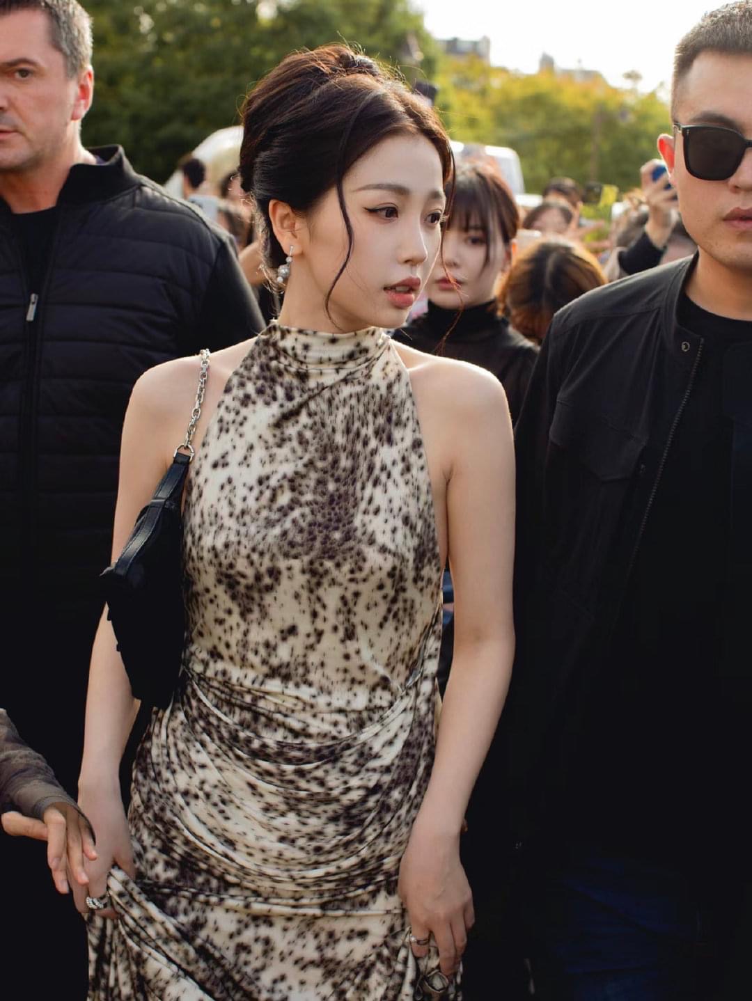 Tạo hình này của cô dù đã có sự đổi mới so với outfit show Moschino (Milan Fashion Week) nhưng lại không ấn tượng bằng những hình ảnh 