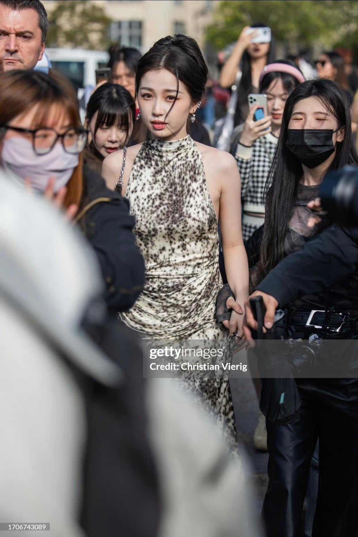 Qua hình ảnh do Getty Images chụp, 2 người đẹp đều khá tươi tắn và rạng rỡ. Tuy nhiên, làn da của Trương Bá Chi có phần kém hoàn hảo, lộ rõ dấu hiệu tuổi tác