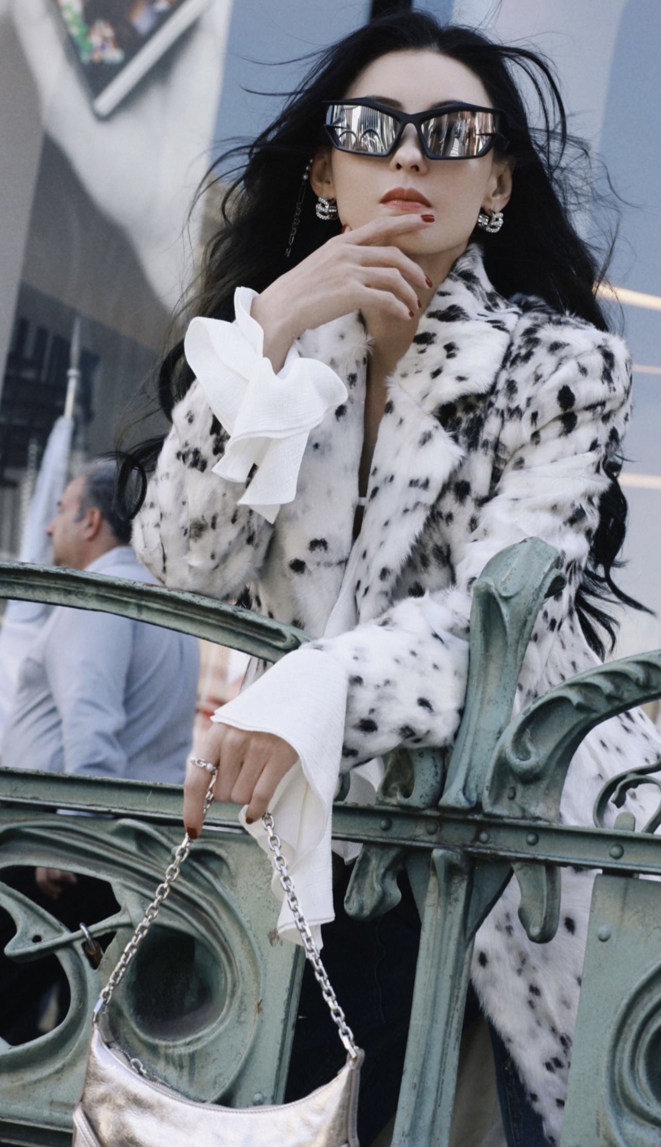 Đối lập với đàn em, Trương Bá Chi lại có phần cá tính, chất chơi hơn với mẫu áo lông dáng dài hoạ tiết phối cùng quần jeans. Người đẹp lựa chọn kiểu tóc xõa kết hợp cùng kính râm để thêm phần ấn tượng