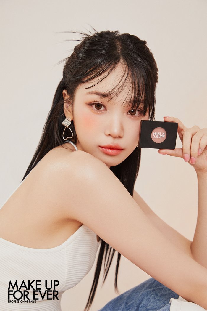 Tập trung vào việc cải thiện độ ẩm cũng giúp cho việc trang điểm trở nên hoàn hảo, tỏa sáng trên làn da của Chaewon.