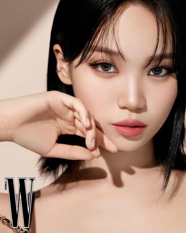 Làn da hoàn hảo của Kim Chaewon luôn khiến dân tình trầm trồ.