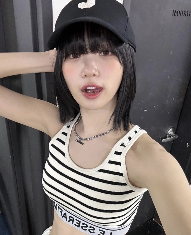 Chaewon luôn tập trung vào việc cung cấp đủ độ ẩm cho da trong quá trình chăm sóc da.