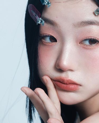 Bạn có thể sử dụng phấn má hồng cho mắt để lớp trang điểm trông tự nhiên hơn